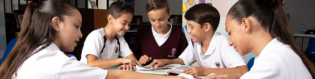 Estudiantes del Colegio Lomas del Valle colaborando en una actividad escolar